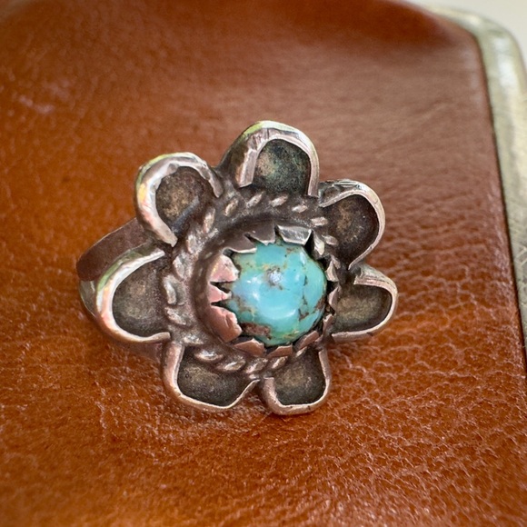 Vintage 925 Genuine Turquoise Flower Ring. Handmade Ring with beautiful design - Picture 6 of 16